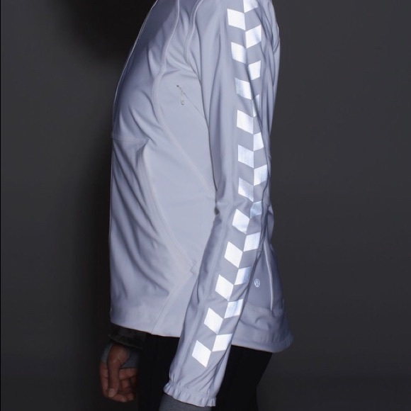 NWT, Lululemon “Feeling Frosty Softshell” - Picture 7 of 8